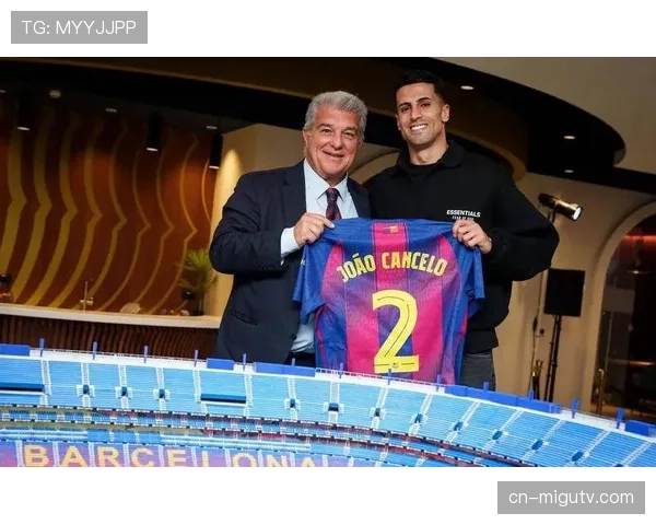 更衣室故事：赛后，巴萨球员观看回放，研究被吹掉的角球进球